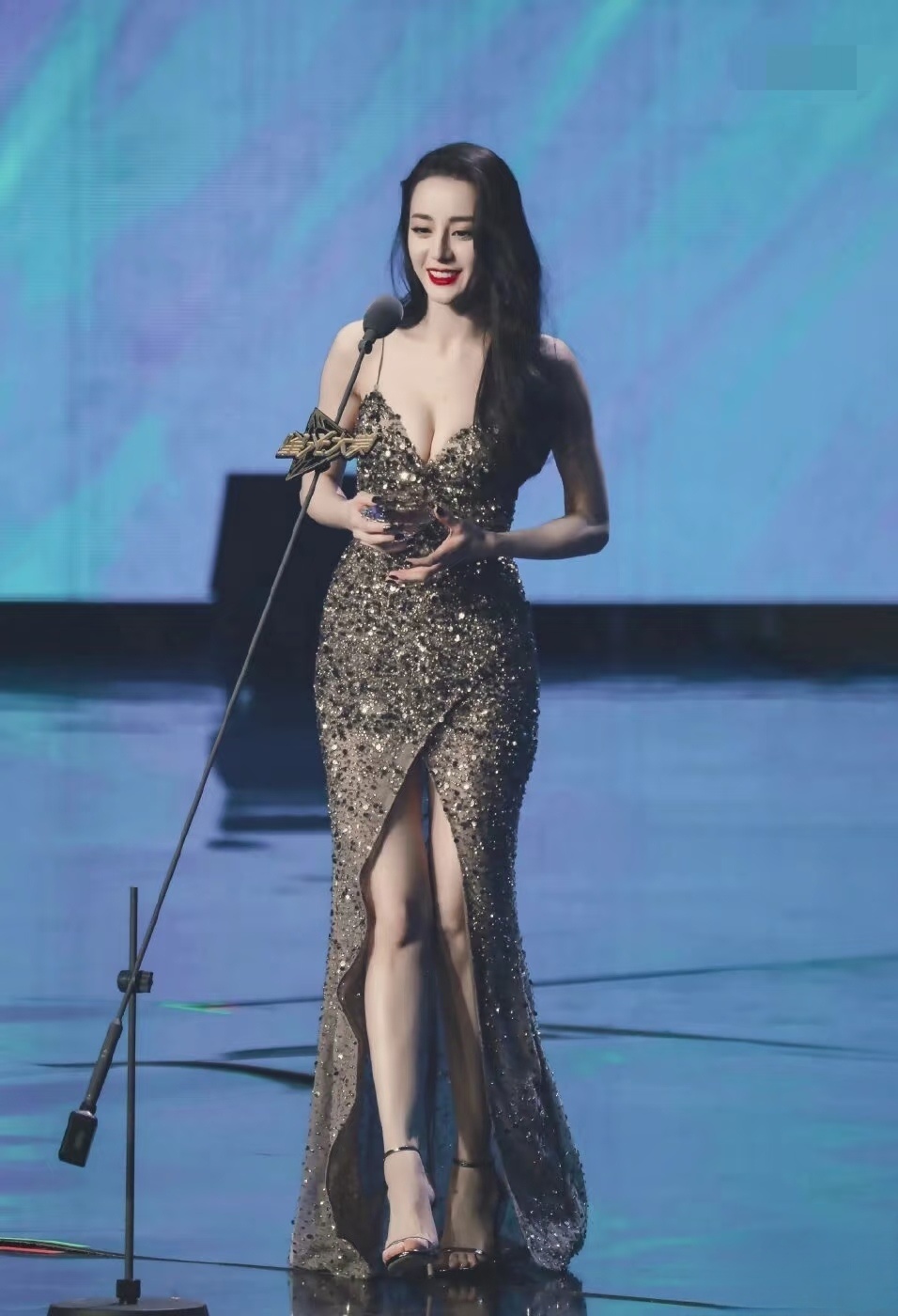 迪丽热巴与王玉雯，都是内娱颜值身材双在线的天花板。 