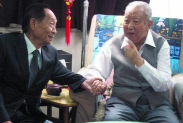 2006年，袁隆平到北京出差，特意去看了身体欠佳的华国锋，当时华国锋不太愿见客，