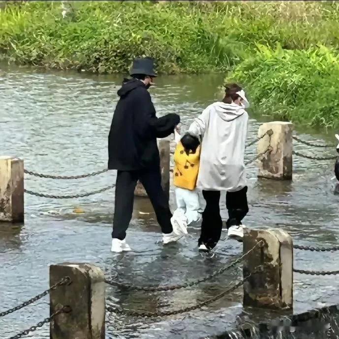 张若昀唐艺昕带女儿踩水，夫妻两个一人牵一边女儿的手，隔着屏幕都感觉到幸福，小小朵