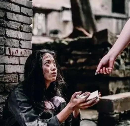 1977年，28岁知青谢炳义给一个女乞丐买了2碗面，哪知，女乞丐竟寸步不离跟随他