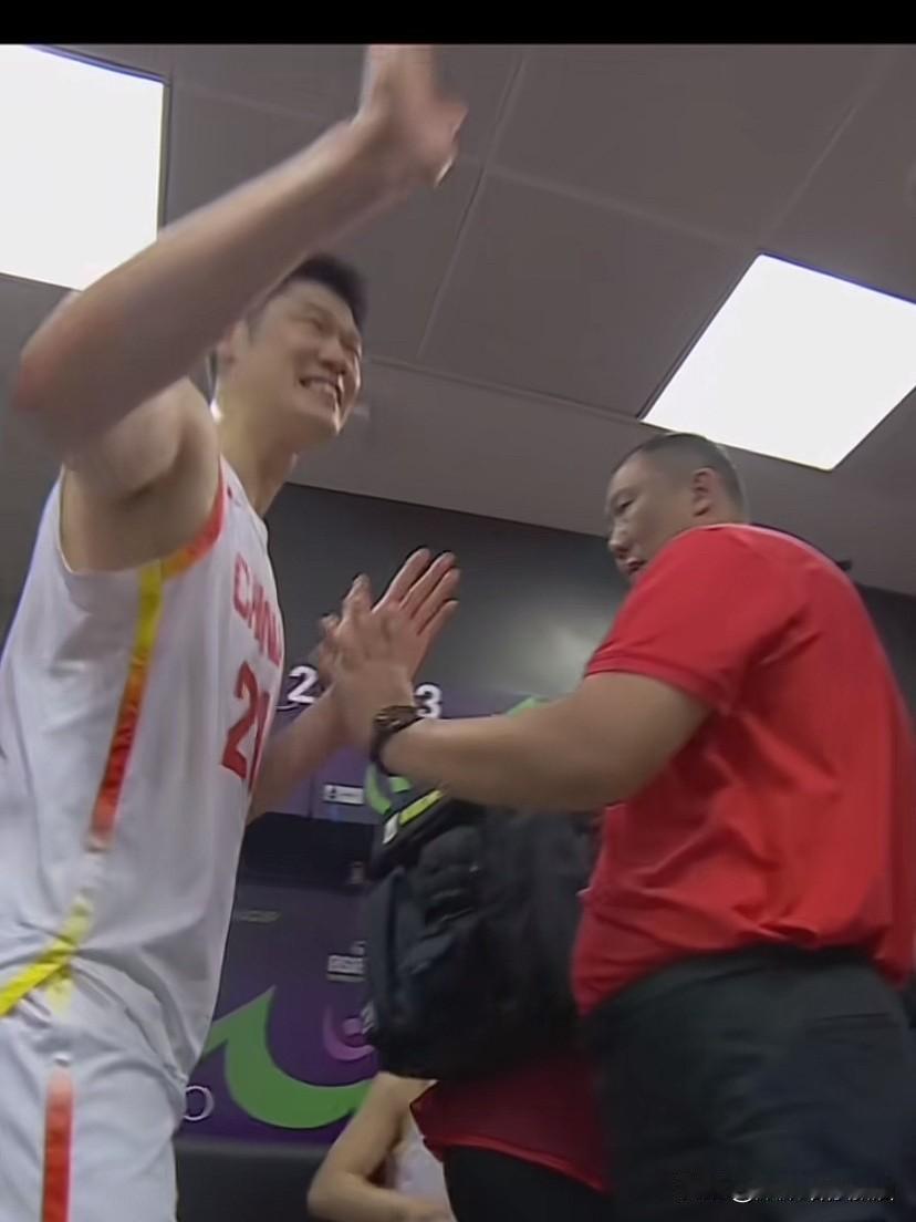 看到更衣室这画面：终于明白“老叔”真有一套！

老叔带给这支男篮最大的变化，有人