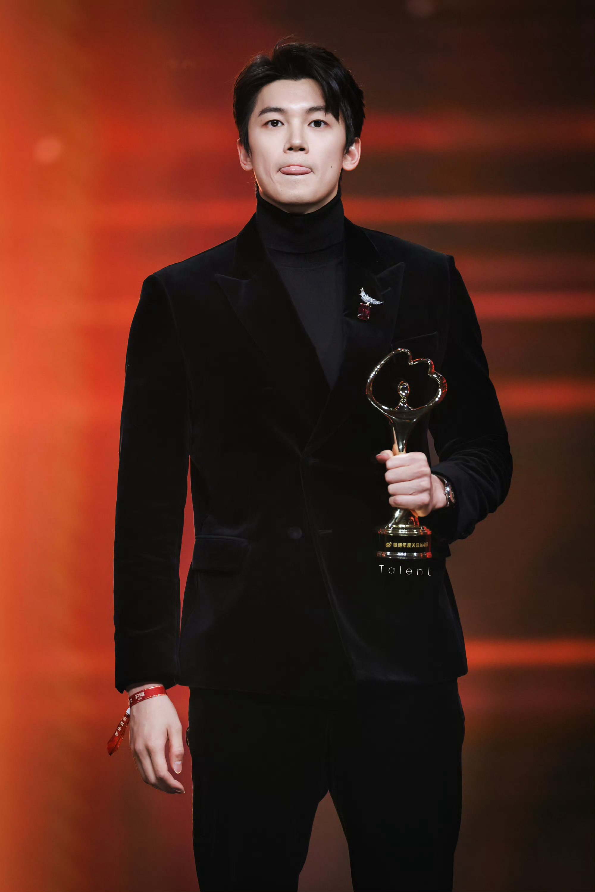 谁被汪顺的黑西装戳中！利落剪裁衬出完美身材，阳光帅气又沉稳，运动系帅哥穿正装，颜