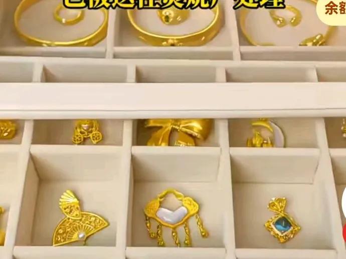 佛山一女子，10万黄金被孩子当成垃圾扔了，
女子随手将装有近百克黄金的袋子放在了