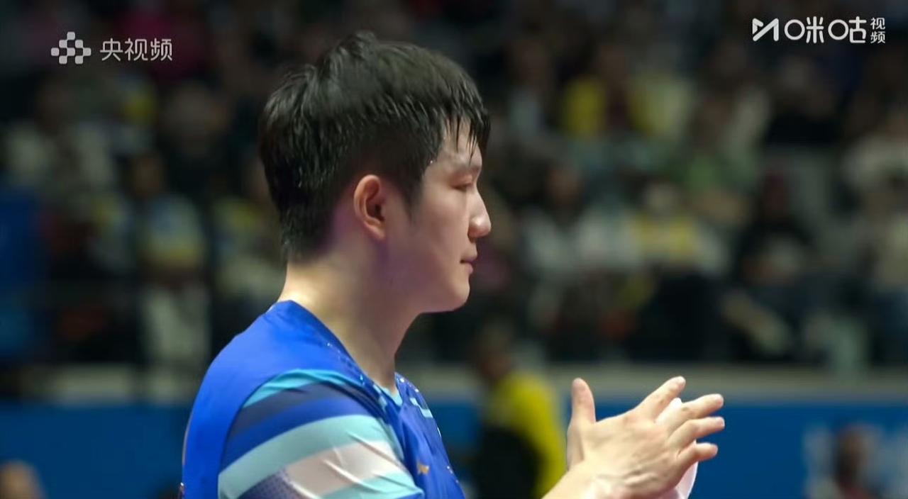 好久不见樊振东[奋斗]！
前两局樊振东12-10，11-6先胜周雨！
这是第15