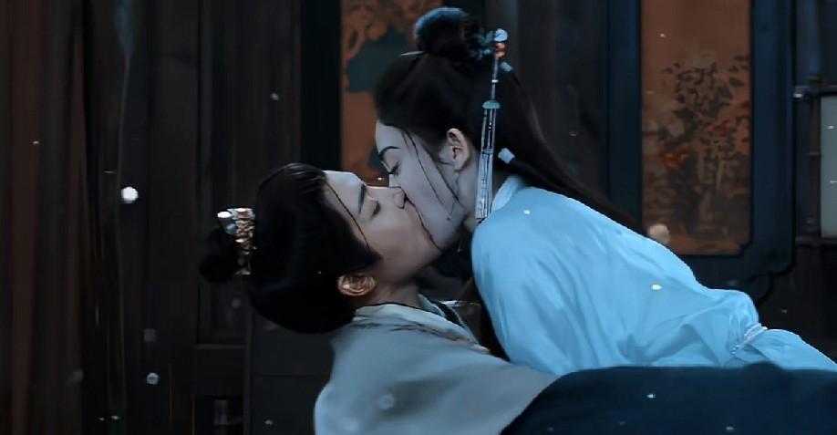 蒙眼。
铐手。
第27条。
不是吻，是吐——那枚戒指从她舌尖弹进镜头，撞上摄影机