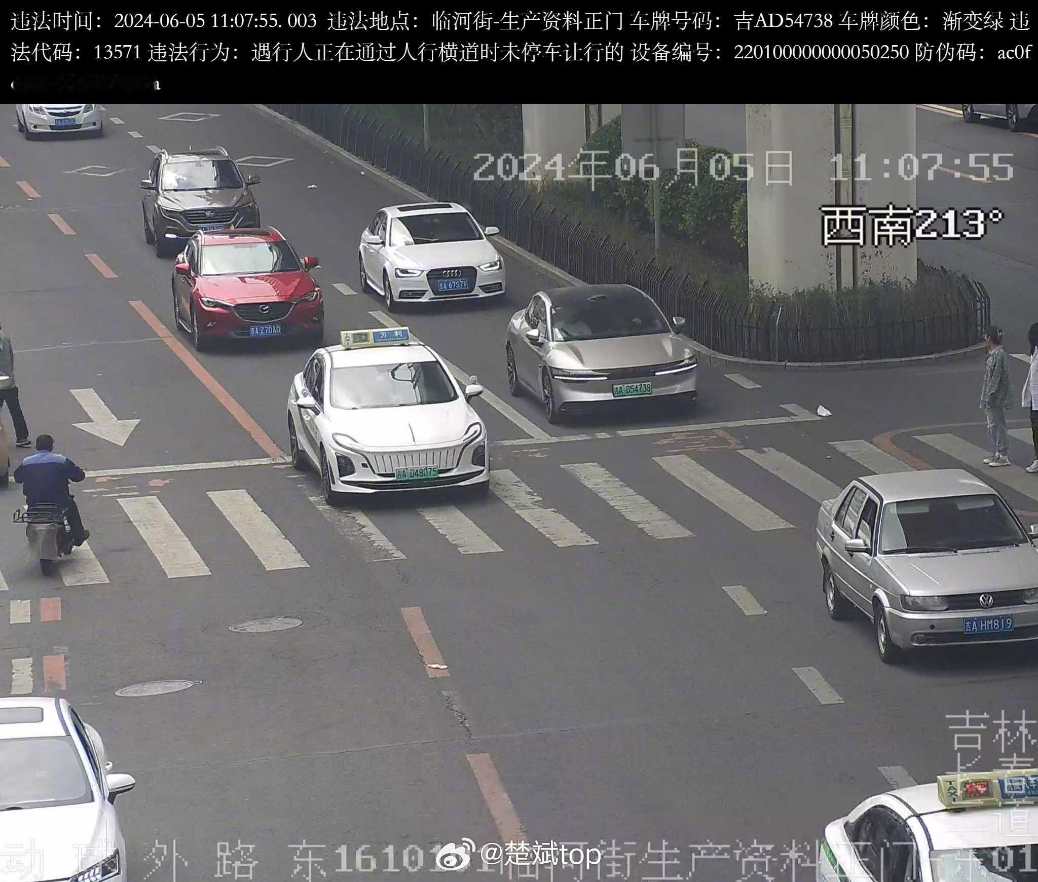 礼让行人案例分析，懂的大佬来说说，我略微懵逼。我觉得左侧行人在安全岛内一直没动，