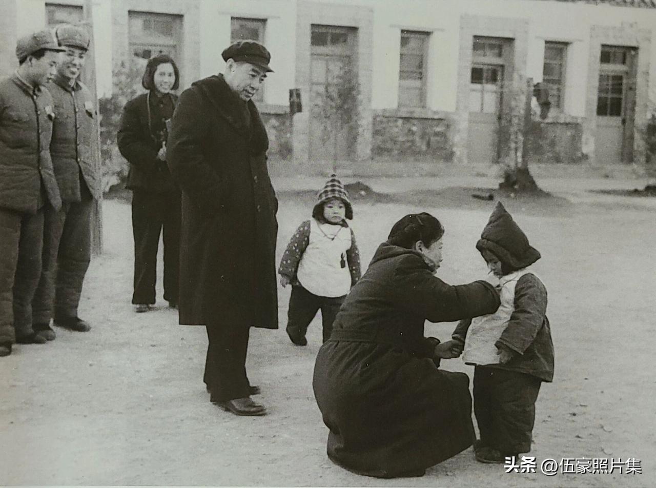 1953年，周恩来总理、邓颖超到中央统战部幼儿园看望孩子们，邓颖超还仔细蹲下来给
