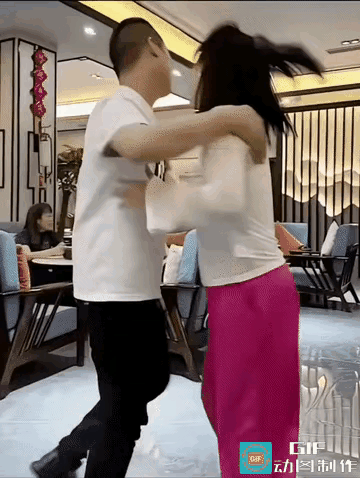一对夫妻在客厅随性打闹玩耍，没成想丈夫一时没把控好力度，直接一把抱住妻子往地上摔