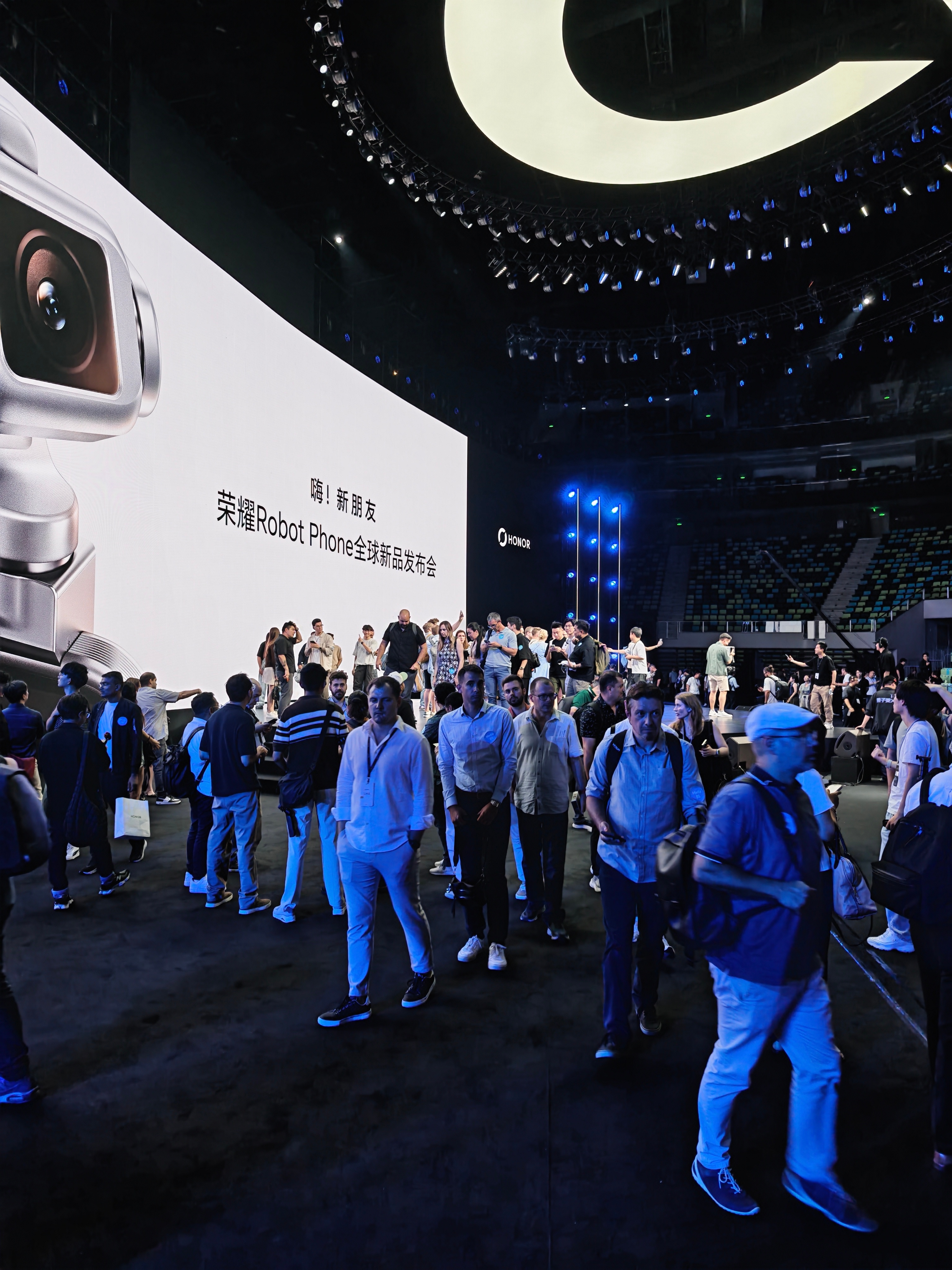 这次Robot Phone的发布会请了很多外国人，含外量有点超标