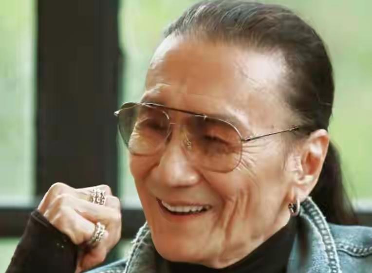 谢贤离世后，狄波拉当众双手合十哽咽说出四个字，细看才发现她和张柏芝其实是一类人。