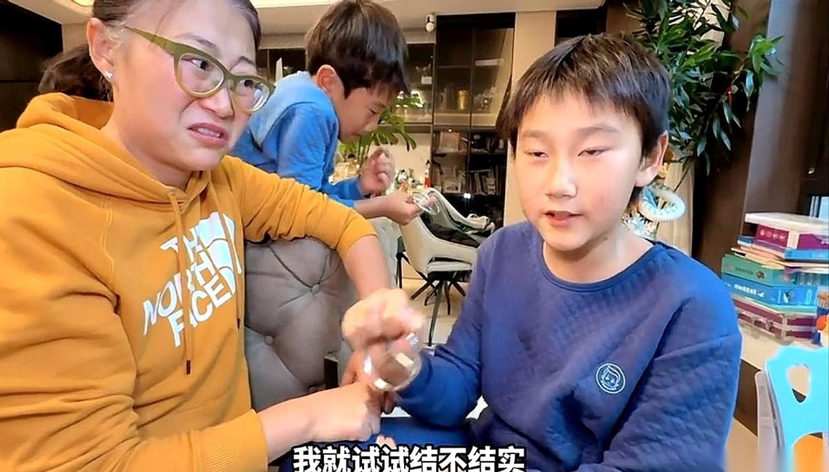 我算是看明白了，有些东西，它不是一个物件，它是一种传承。
比如，掰舅舅的奔驰车标