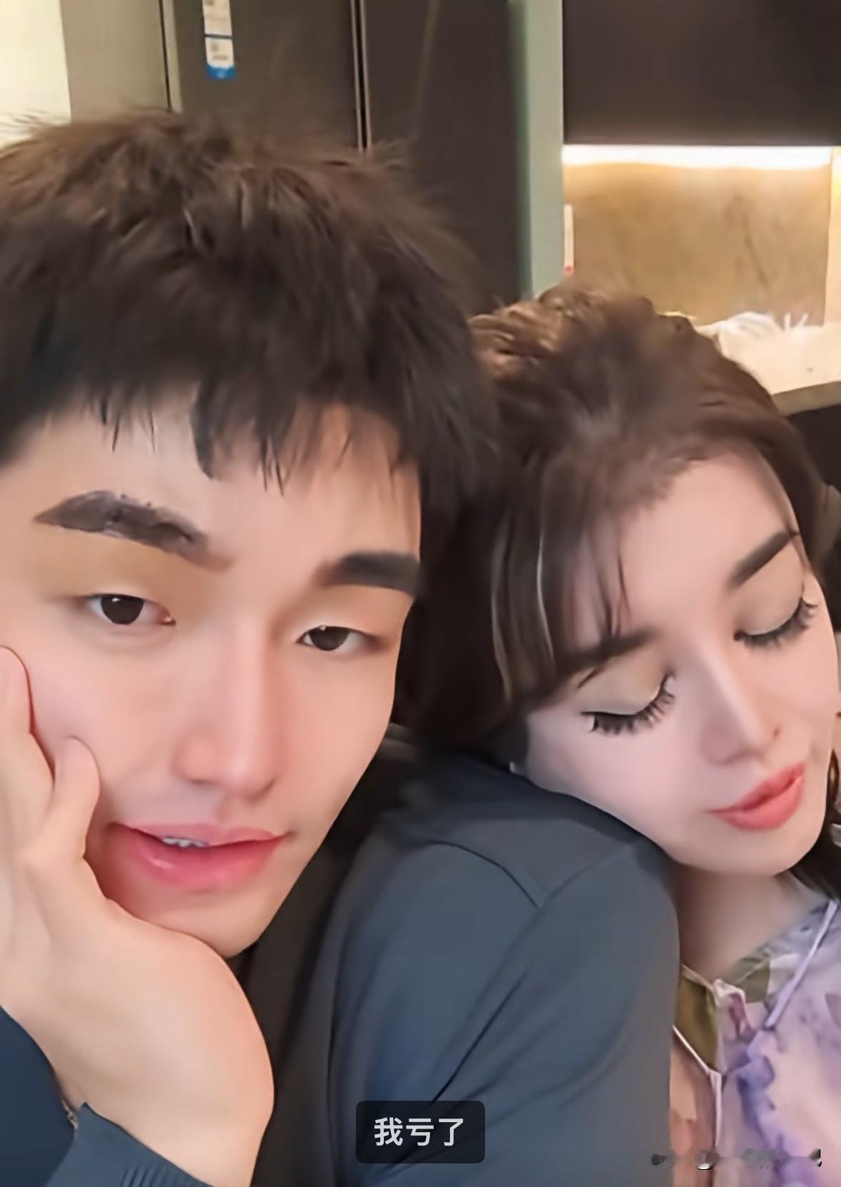 于文红小男友说“于会长给我的彩礼，我一分都没花过，我都给我爸妈了”。

网友质疑