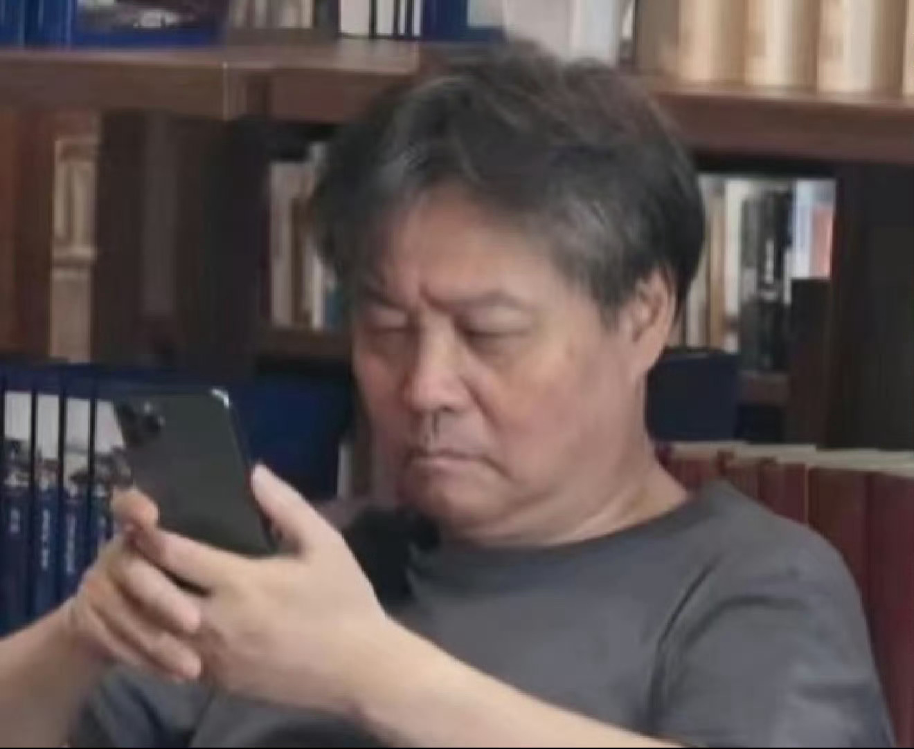 莫言自曝刷短视频成瘾我也抗拒不了短视频的魅力[柯基]，刷着刷着，凌晨1点了 ​​