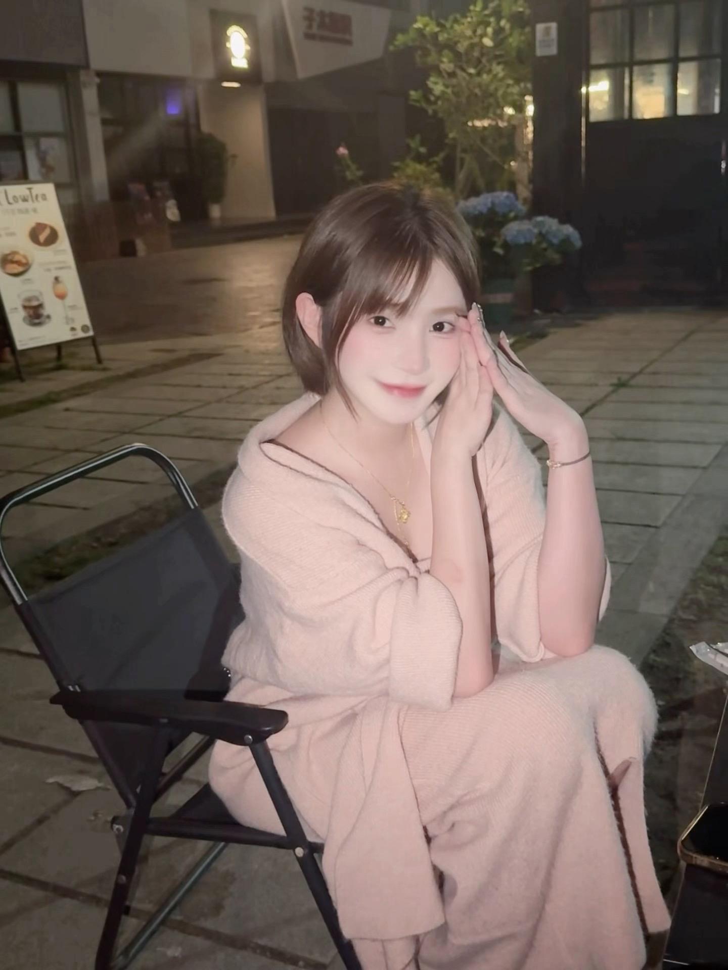 希望我们去看更广阔的世界，而不是在鸡毛蒜皮的小事中脱不了身