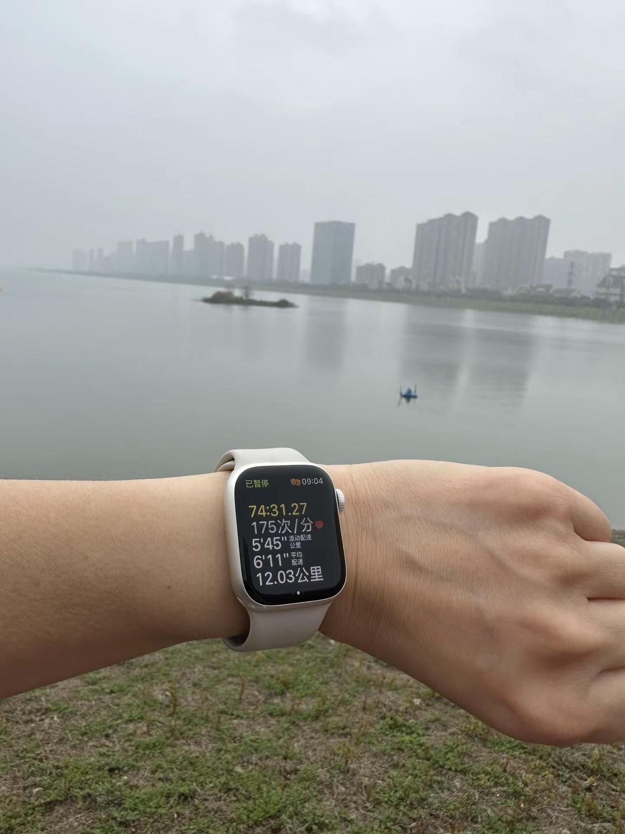 清晨的八里湖空气格外清新，第一次起个早跑步；12公里，配速6分11秒，心率怎么都