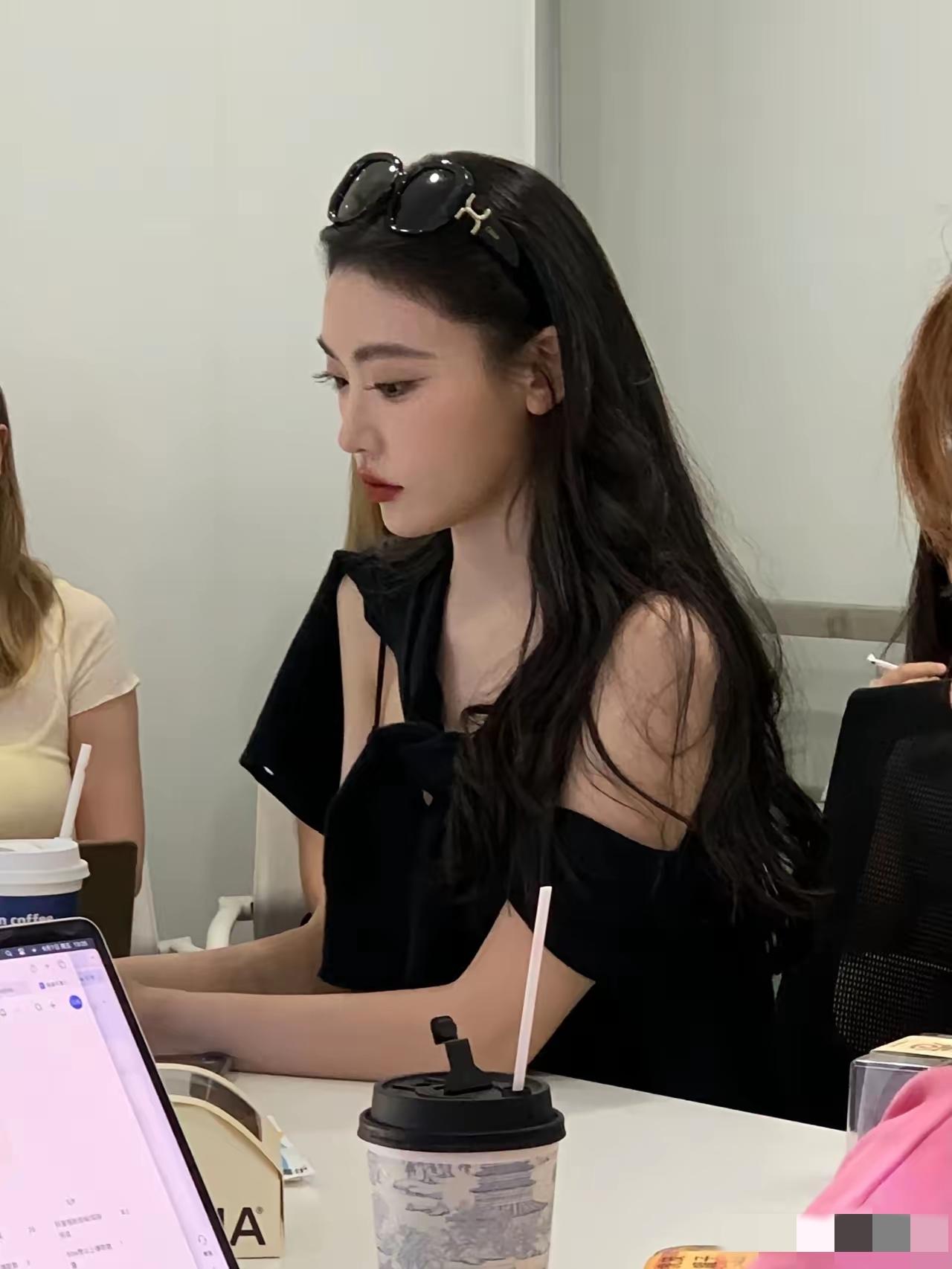 浙江杭州某酒店一男子看到女同事长得年轻漂亮、身材高挑，开玩笑一时没忍住手欠，伸手