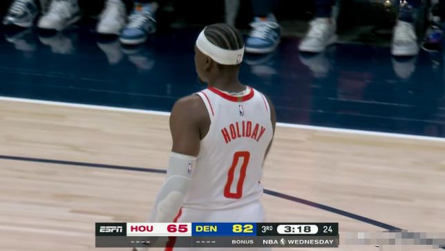 火箭大将霍勒迪的手感真是吓死人了！在昨天火箭客场以93：129惨败于掘金的比赛中