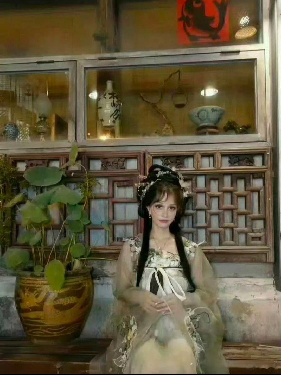 事实证明洋人是真的不适合汉服啊？为什么都硬夸？ 