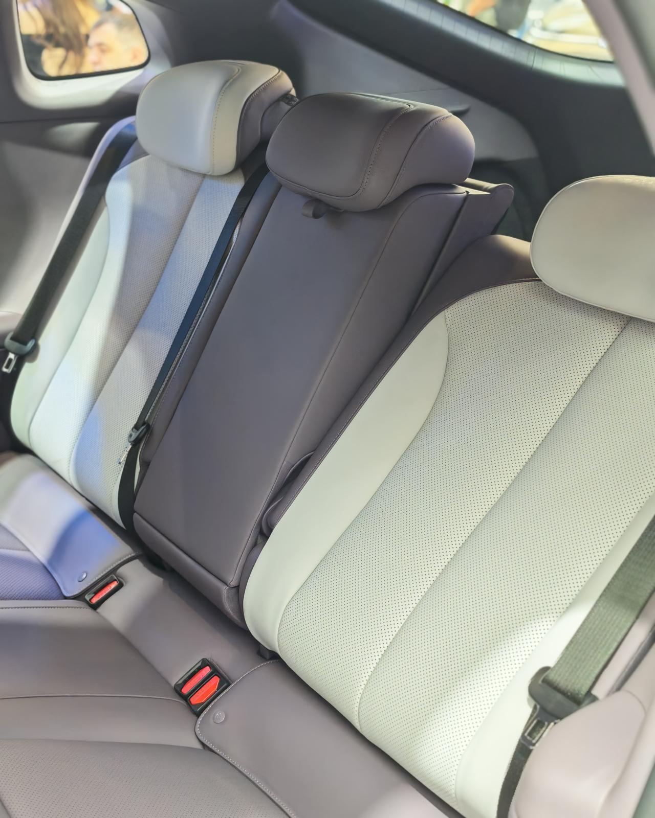 副驾后面的座椅调到了常规舒适状态（还不是一些经典合资油车B级车后排的陡直角度），