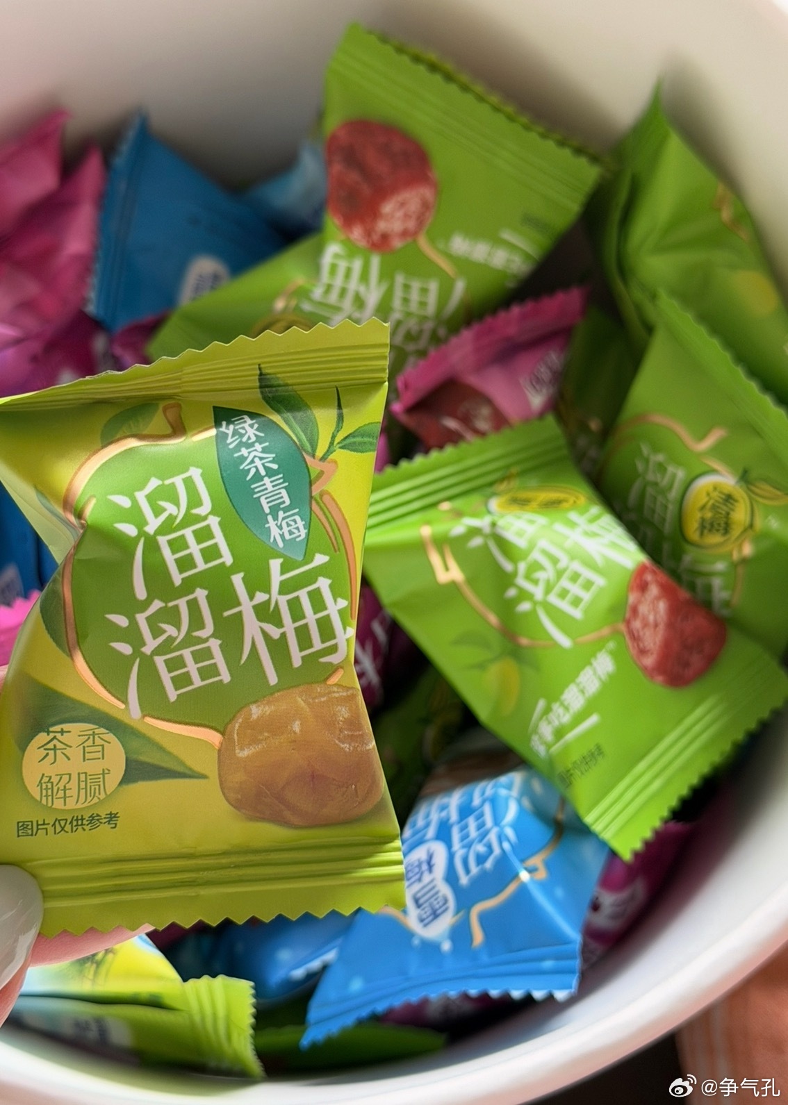 从小吃到大的溜溜梅，正式登陆港股主板啦！第一次吃到溜溜梅的时候还在上学，跟同学提