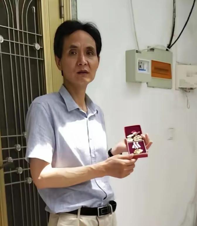 对越自卫反击战一等功臣张长海，在老山前线潜伏 3 天 3 夜，全程不吃不喝，大小