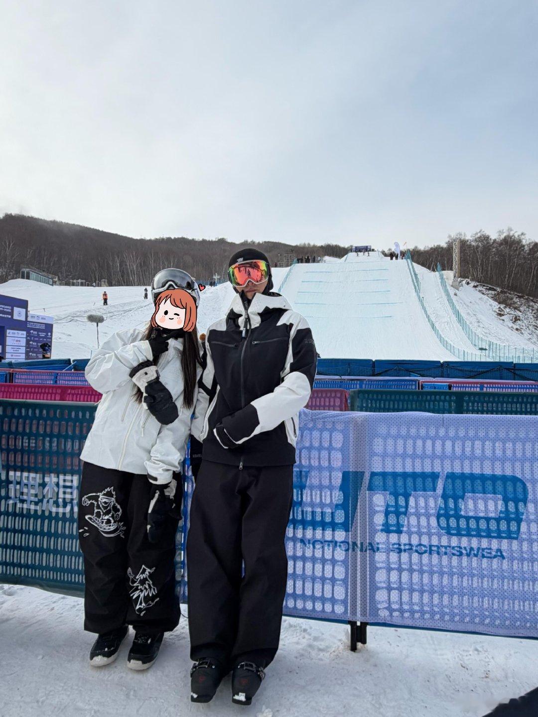 网友滑雪场偶遇谢霆锋张家口滑雪场偶遇谢霆锋网友滑雪场偶遇谢霆锋，哪怕捂得只剩眼睛