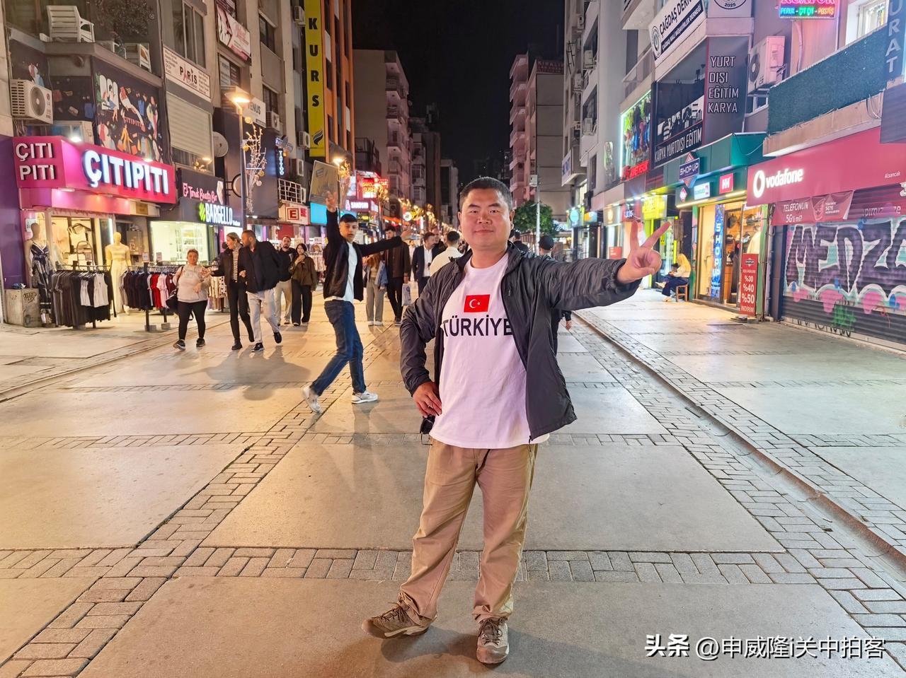 下午，乘坐大巴车，经过三个多小时，我又回到伊兹密尔。夜晚，在步行街闲逛，品尝土耳