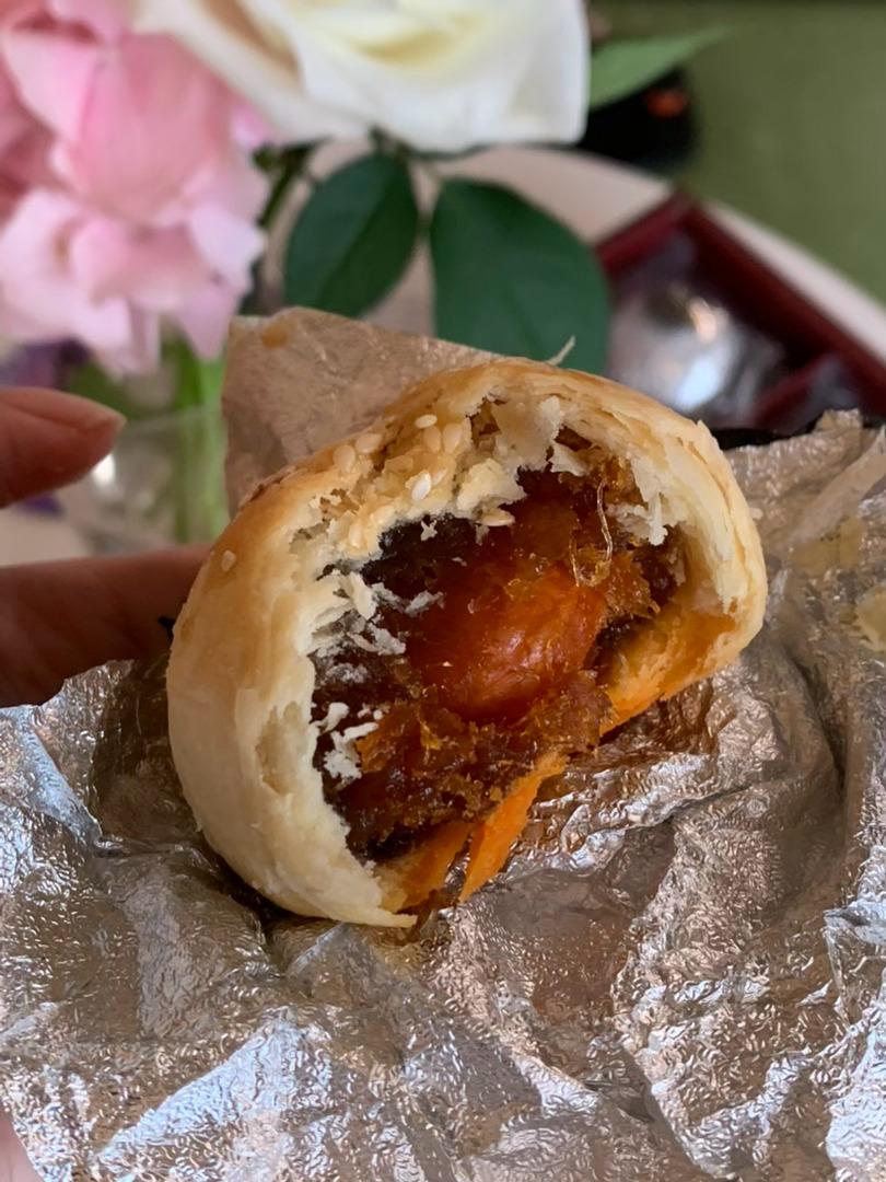 早上好，一点甜甜蛋黄酥在中秋之际开工啦！作为头号粉丝，本人在这抽2位美眉共享这份