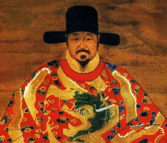 1561年，戚继光瞒着老婆娶了3个小妾，生了5个儿子，老婆听到风声后，抄起尖刀就