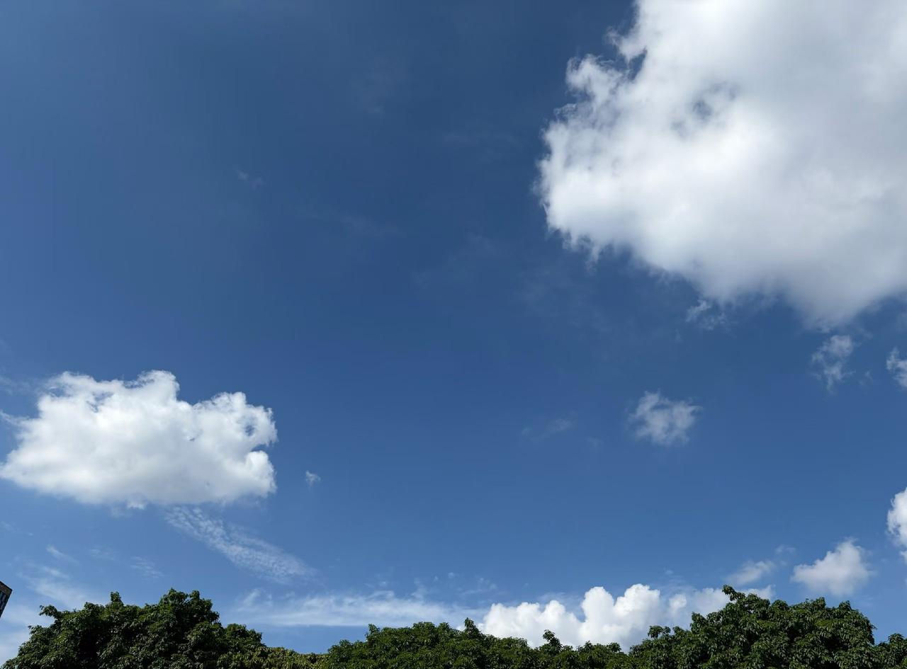 最能治愈人心的，莫过于这纯净的蓝天白云，何以解忧，蓝天白云，看蓝天心静，看白云心