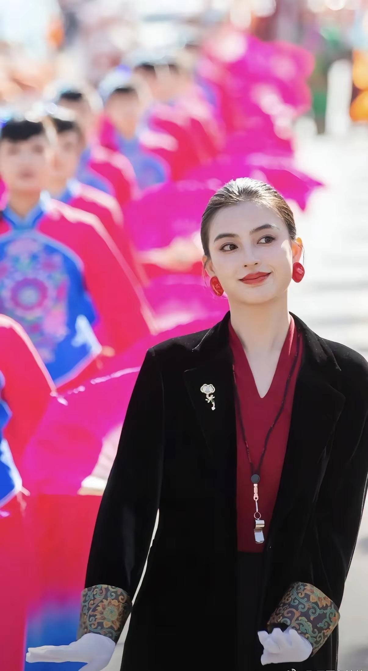 榆林地方秧歌争奇斗艳 ，四大美女指挥各有千秋。

近日，因为一段在街头指挥表演秧