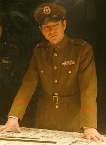 如何分辨一个演员的演技?

我都不用去看他们如何表演的，
光看剧照就可以分辨出来