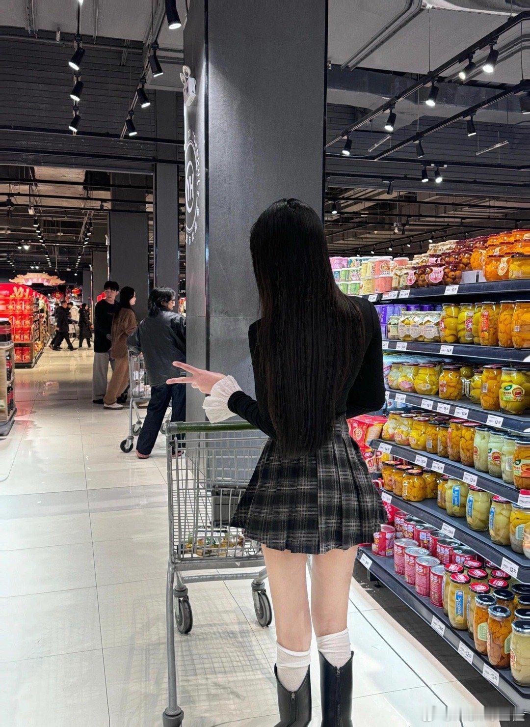 进超市的氛围感女孩来了逛个超市吧 今天是jk女孩 