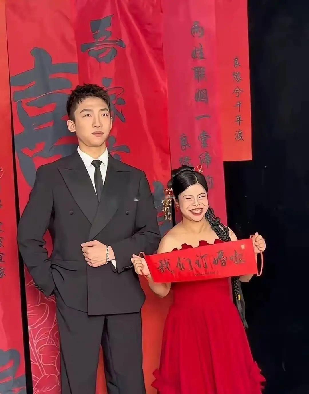 看得出来，女方对男方真的很满意啊 