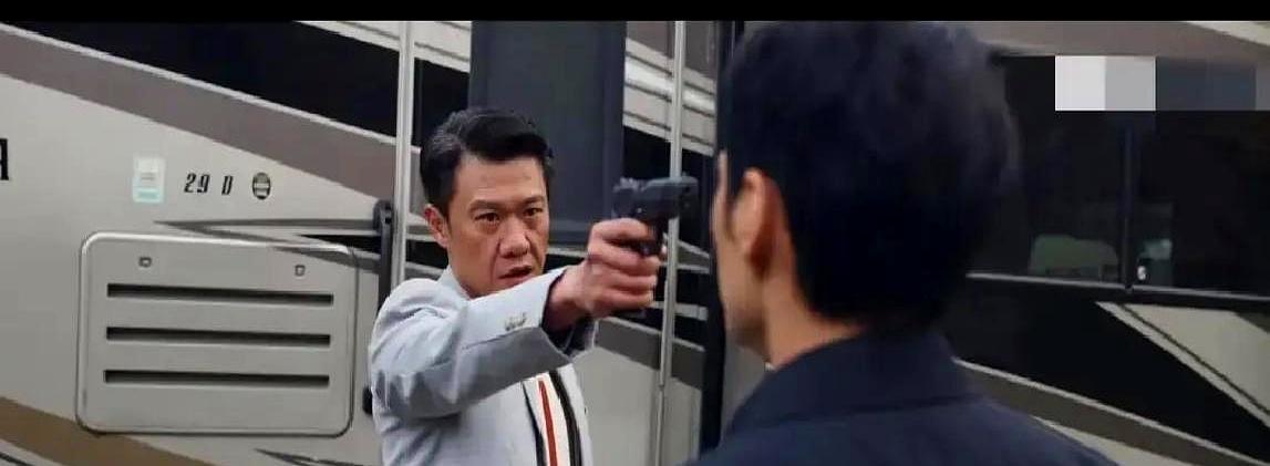 《我的阿勒泰》大结局，没追剧的你真的会后悔。
多杰靠野果泉水在雪缝里活下来，白菊