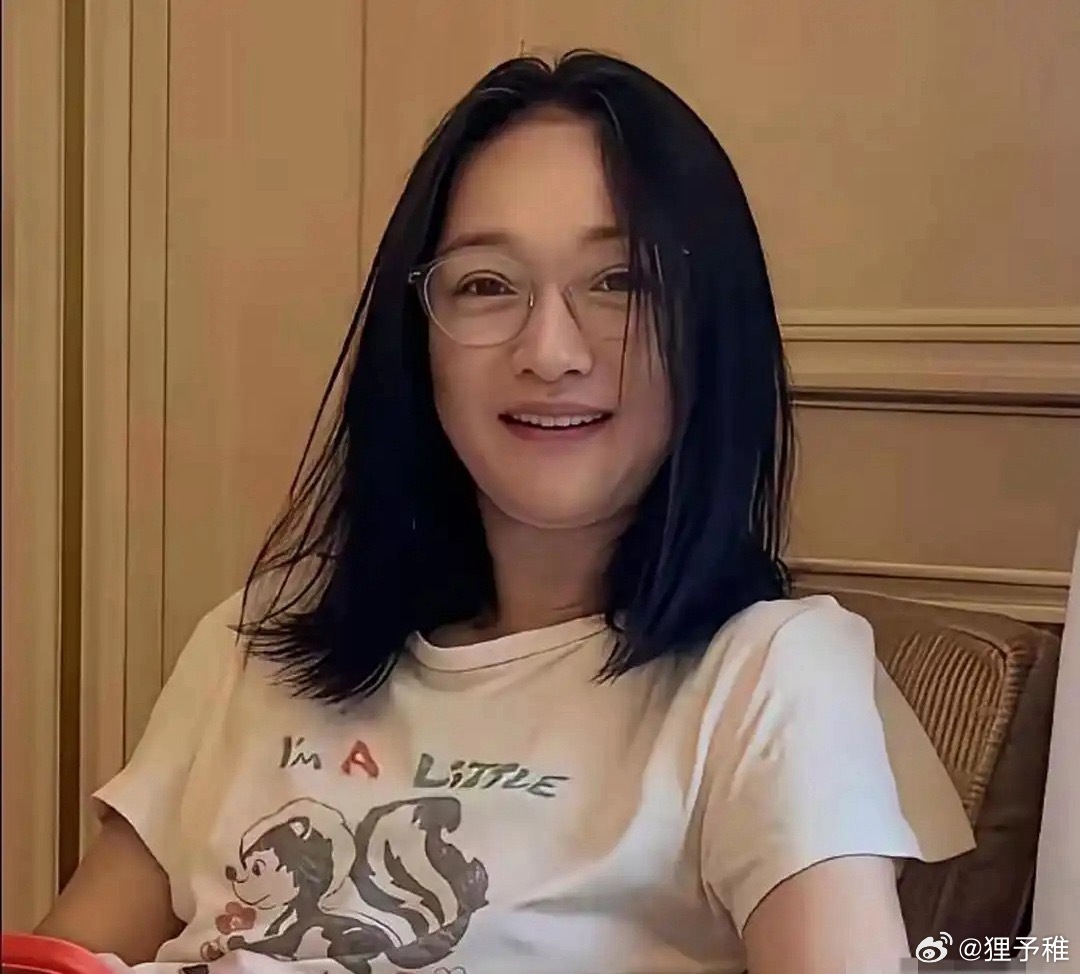 感觉周迅还是那么漂亮，一点看不出来她50几岁了，状态还是非常棒的 