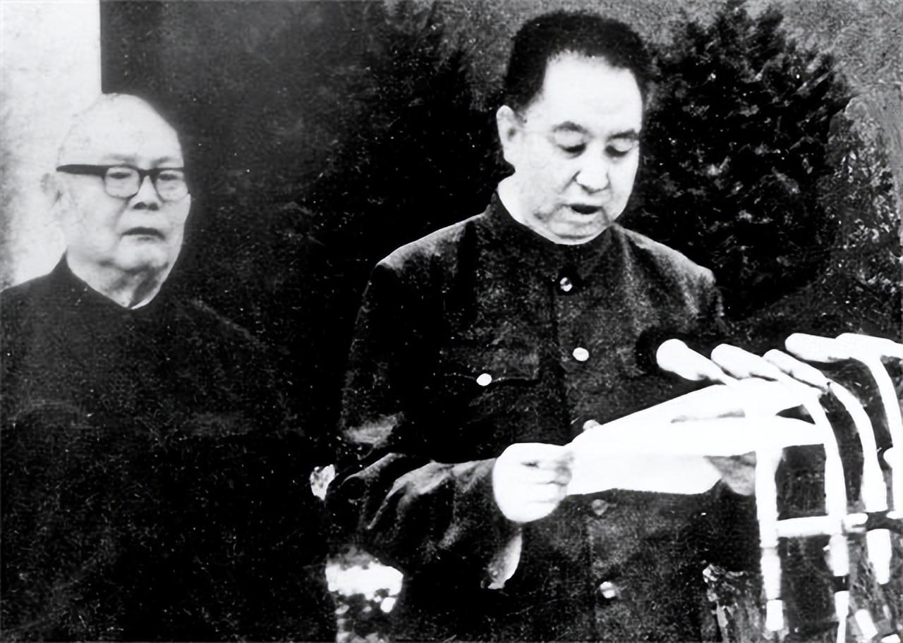 [微风]1976年9月，在毛主席的追悼大会结束后，已经79岁高龄的叶帅两腿已经极