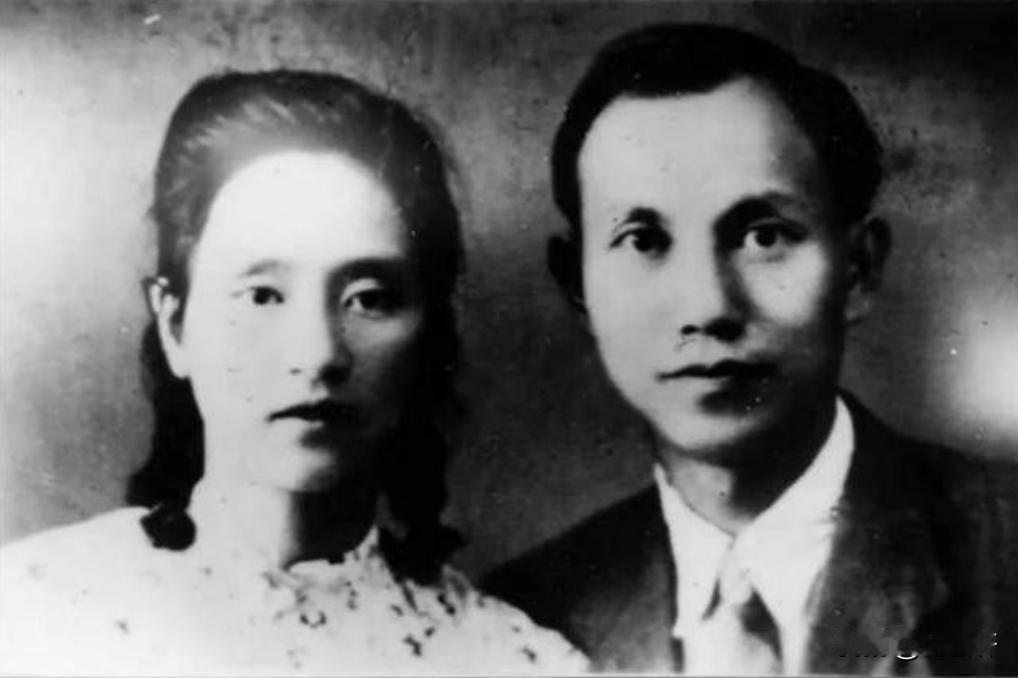 [玫瑰]1941年，为了筹措经费，党组织将1000美元交给了一对夫妻经商，周总理