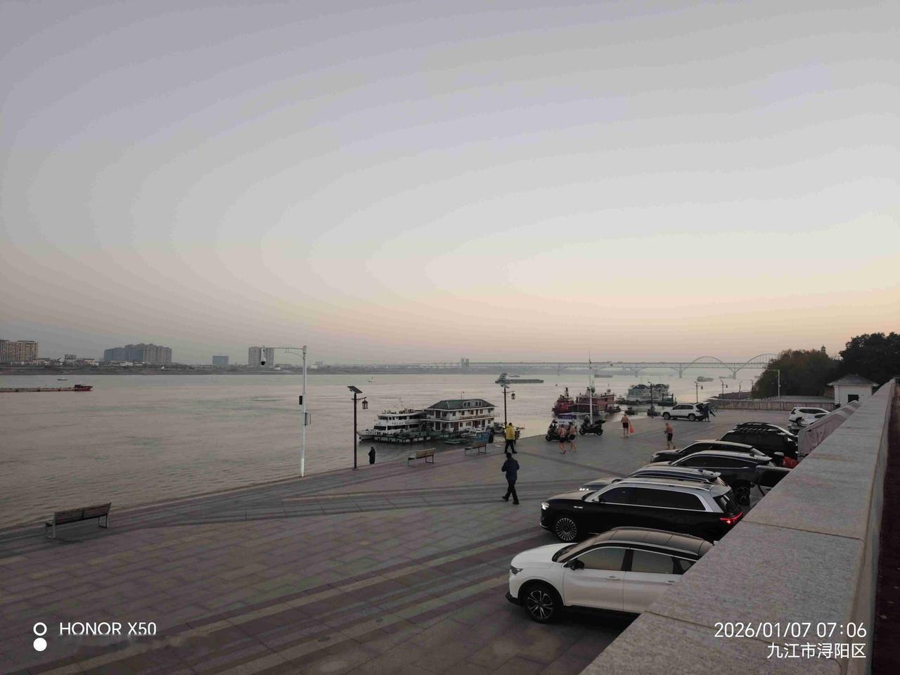 我的今日状态：😁轻松愉快
我这里的天气：☀️晴天2026年1月7日长江岸边晨练