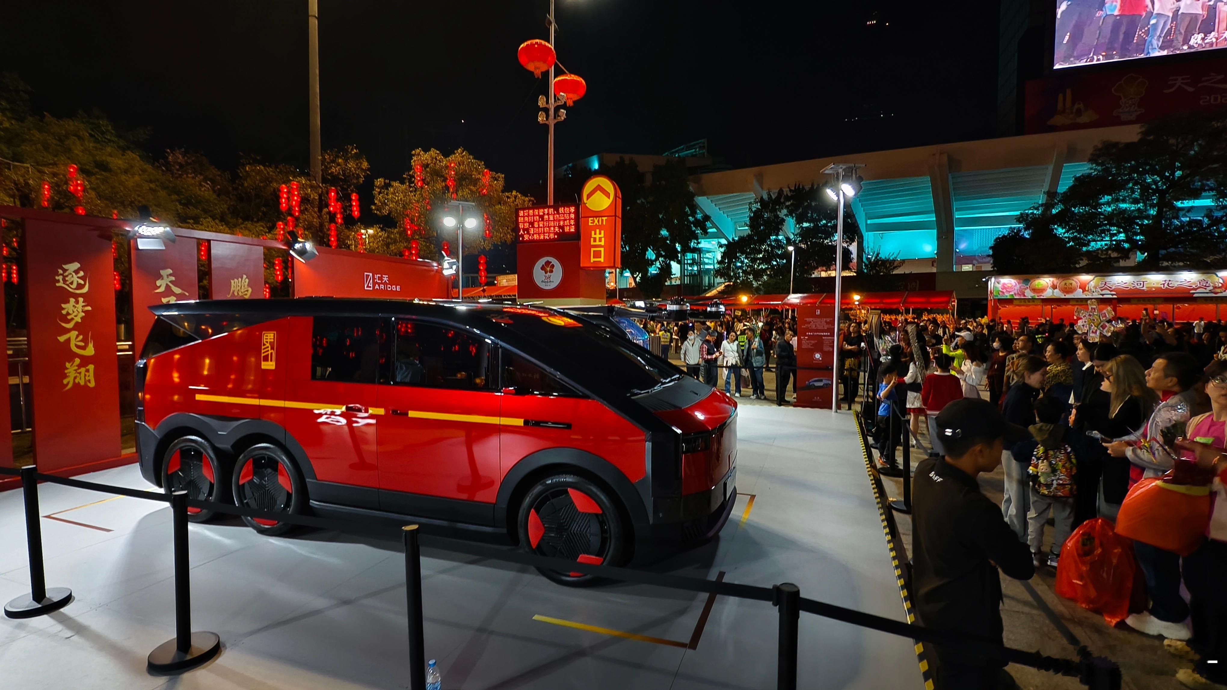 逛个花市都能遇到熟面孔，这个限定色，消防车即视感哈哈，花市广州花市