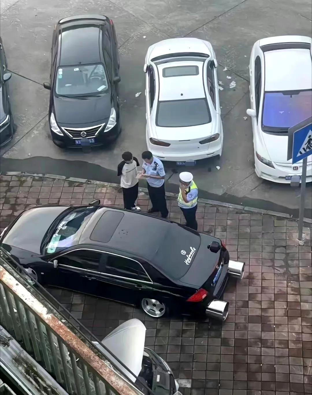 网友：这也太过分了吧，是生怕别人不知道呀，估计这下就老实了。 ​[捂脸]