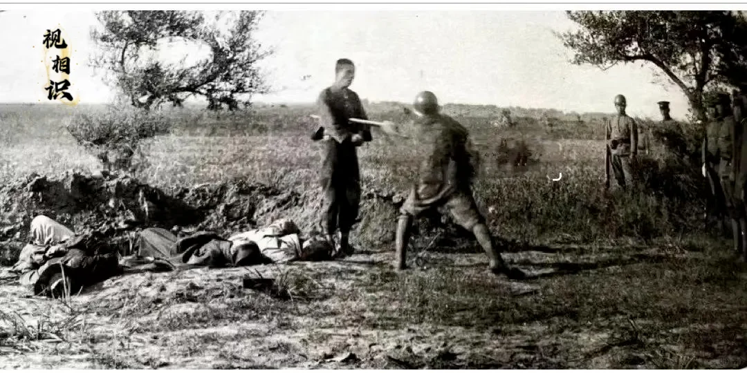 1942年，江苏徐州，侵华日军暴行的又一幕罪证，日军将几名百姓带到郊外后，竟然将...