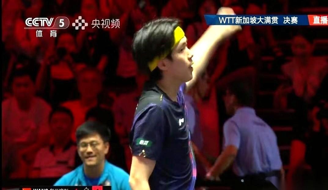 颁奖台下，王楚钦正高高举起奖杯，台下的林昀儒教练却突然咧开嘴笑了。不是敷衍，不是