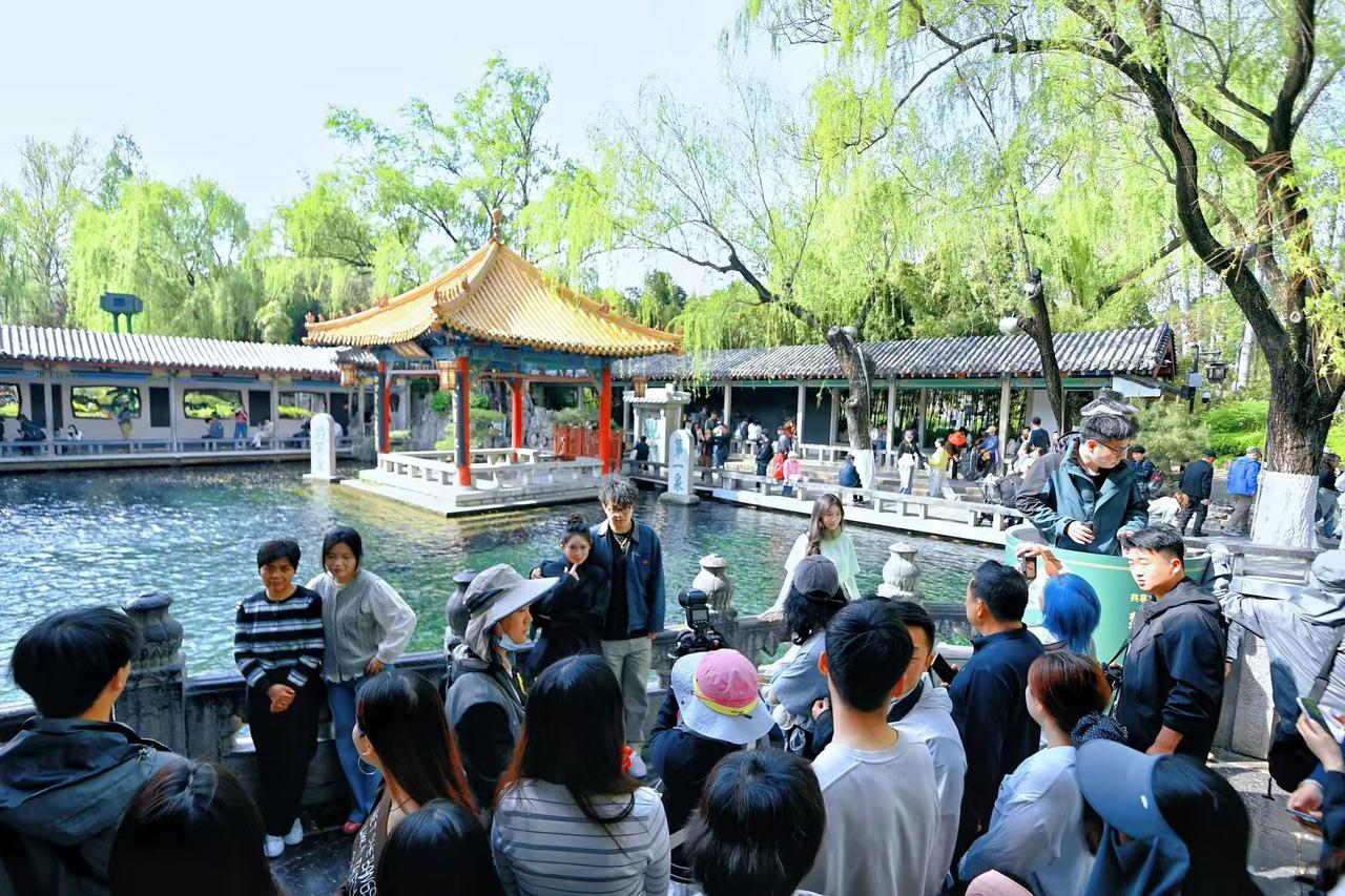 截至4月4日14时，全市纳入监测的30家重点旅游景区共接待游客39.1万人次，实