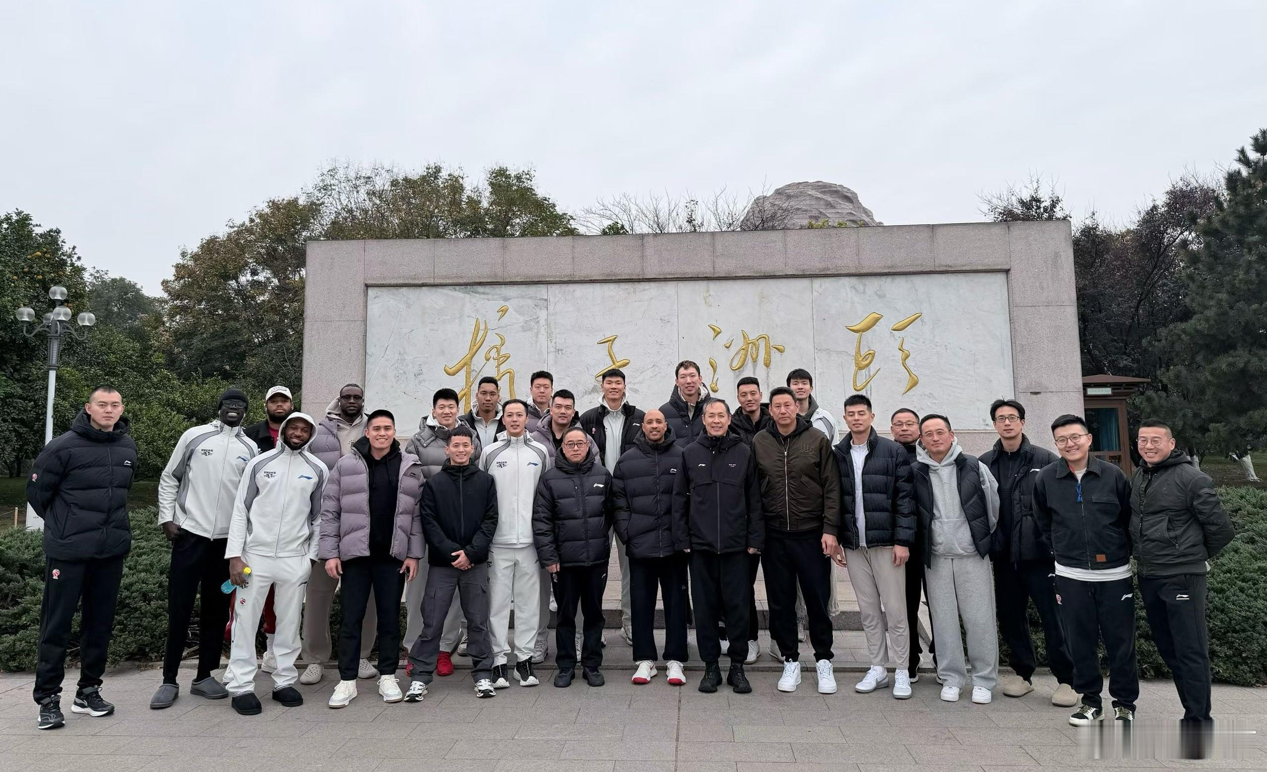 cba俱乐部杯 休赛日，北京首钢 全队赴橘子洲头参观学习，周琦、雷蒙、陈盈骏均已