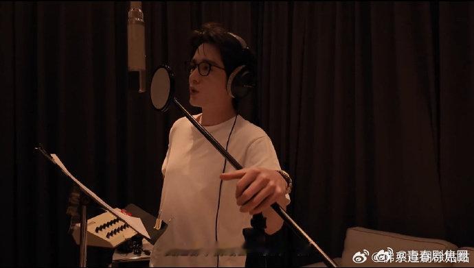 张新成录音花絮录音花絮里，张新成一遍又一遍说着来和再来一次，和老师逐段抠演唱细节
