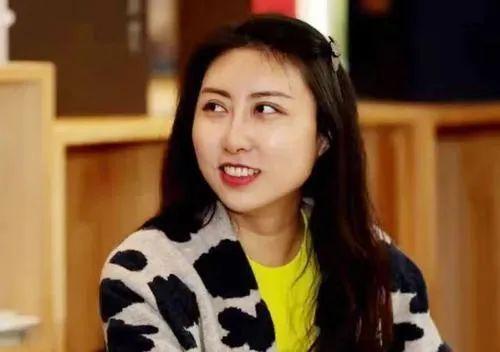 贾浅浅真的能算诗人吗如果贾浅浅能算得上诗人，那只能说明诗人这个令人尊敬的名称严重