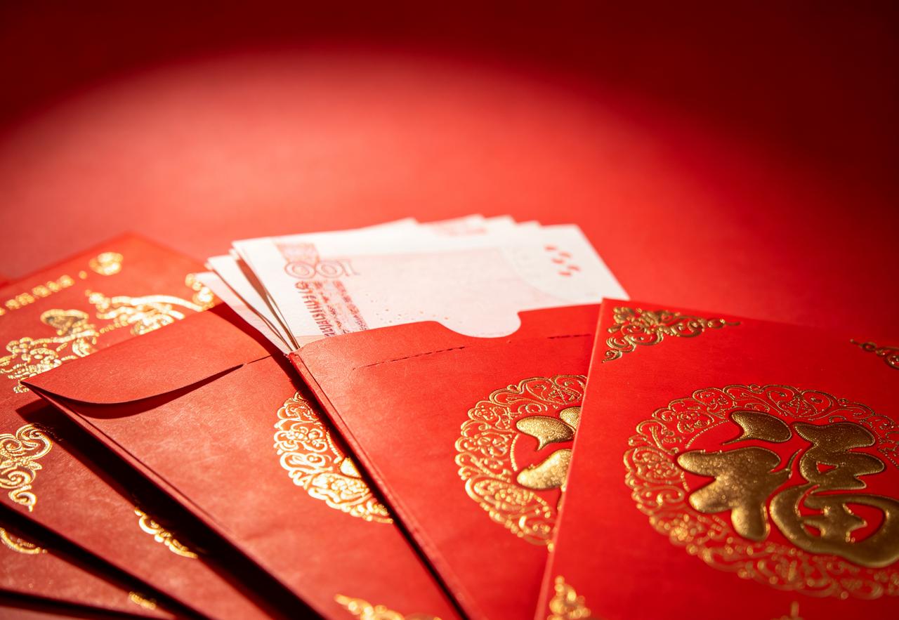 这位是多年前的老同事，平时碰面会打招呼，关系一般、来往不多，算不上亲密好友，如今