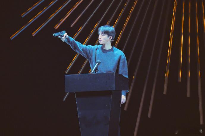 王俊凯话剧舞台剧照  王俊凯《趁世界还年青》话剧舞台剧照🈶，其实他在这个角色塑