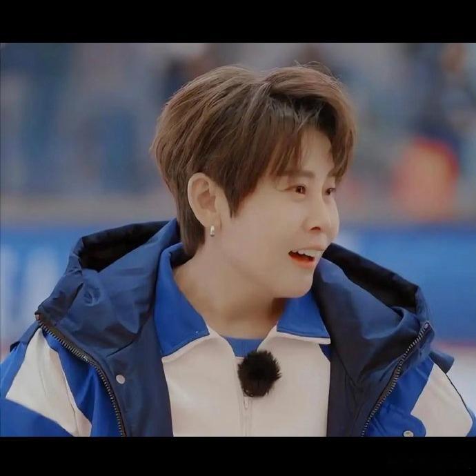 公司工作人员大部分是退役运动员，主要是没有冠军没啥保障的，虽然她也帮不了太多人，